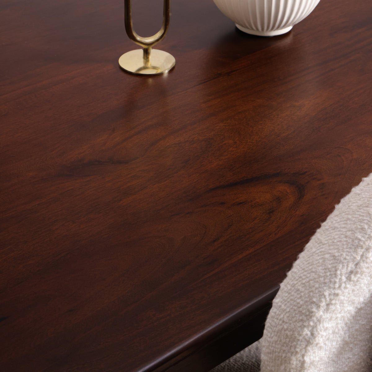 Close-up of Cinder dining table rounded corner and mango wood grain